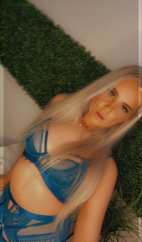 Pleasing Poppy onlyfans leak ass