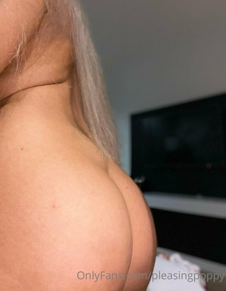 Pleasing Poppy feet onlyfans