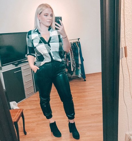 Sarah Neuhaus xxx only fans