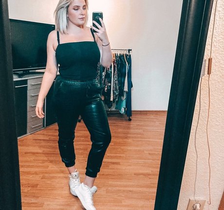 Sarah Neuhaus onlyfans leaked