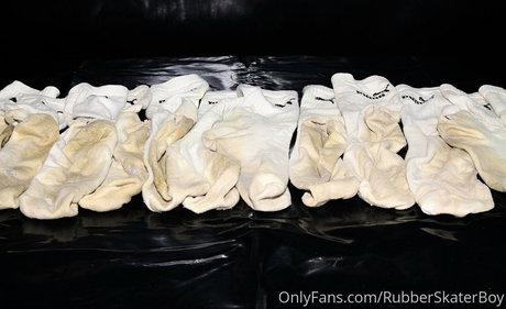 rubberskaterboy onlyfans strip tease