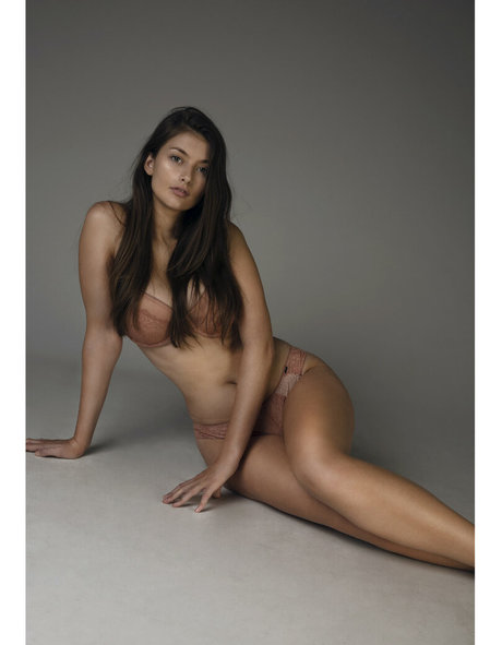 Ellie Weston desnuda onlyfans