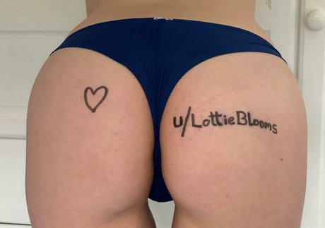 Lottie Blooms onlyfans nude leaks