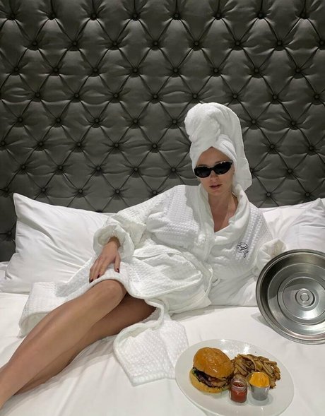 carolinevreeland onlyfans star