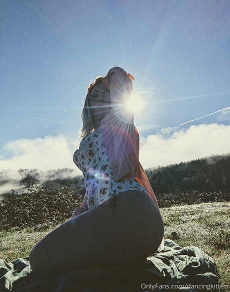 dancingkitten onlyfans leajs