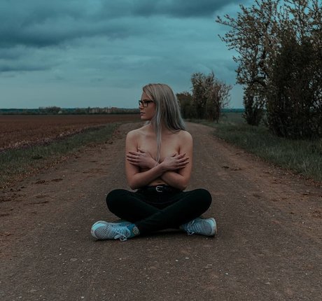 sari safari32 nude onlyfans leaks