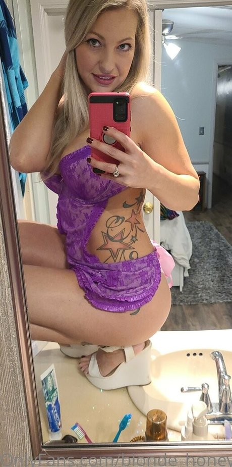 blonde honey22 only fans nude