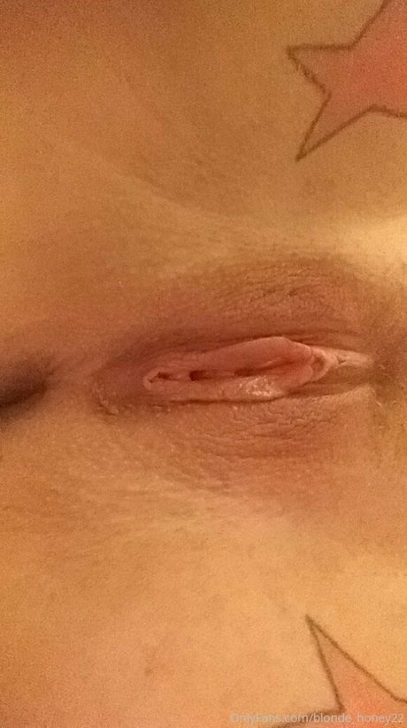 blonde honey22 onlyfans picture