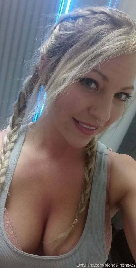 blonde honey22 onlyfans nudes