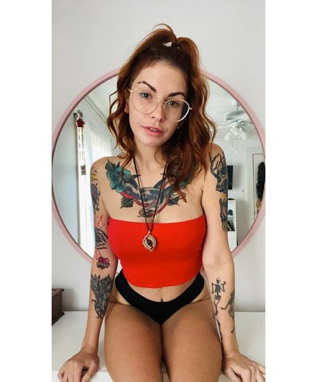 miabennet naked onlyfans