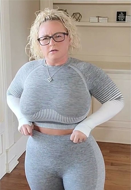 All Things Ely onlyfans desnuda