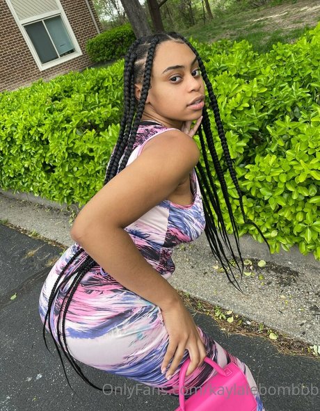 kaylalebombbb naked onlyfans leaks