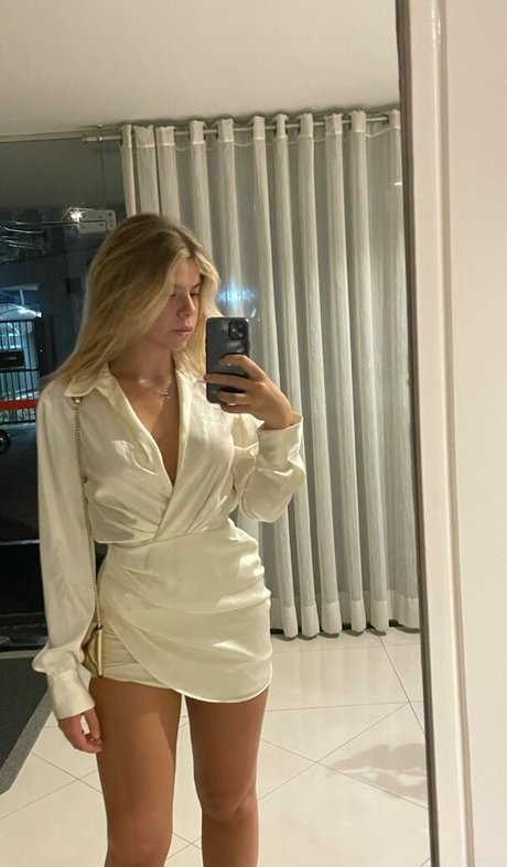 _lauraperis onlyfans model photos