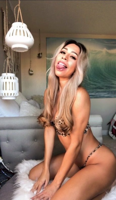 roxannesims onlyfans striptease