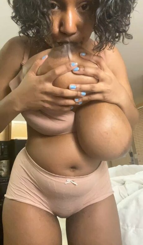 RivJones onlyfans leak ass