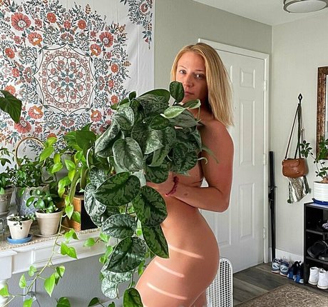 Emily Whitmire nude onlyfans