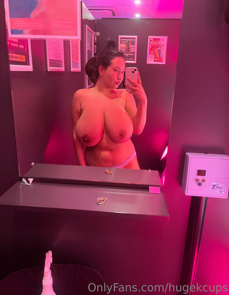 Hugekcups onlyfans content