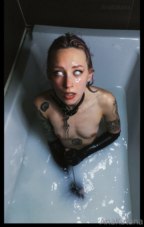 AnaKatana onlyfans striptease