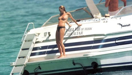 Elle Macpherson is on onlyfans