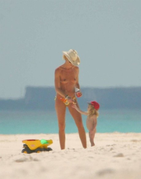 Elle Macpherson Profile pic