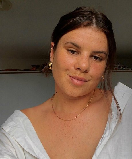 Mirra R onlyfans posts