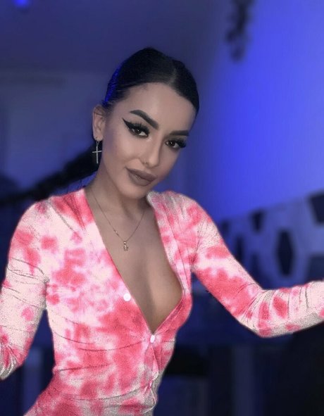 Medeea Larisa strip onlyfans