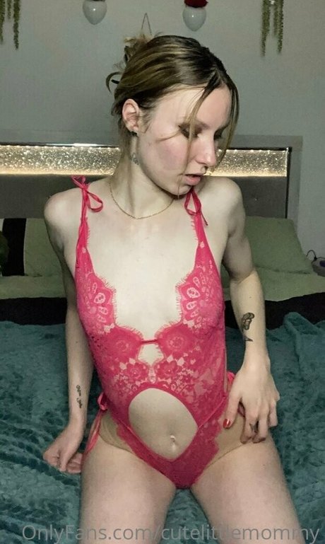 cutelittlemommy onlyfans model photo