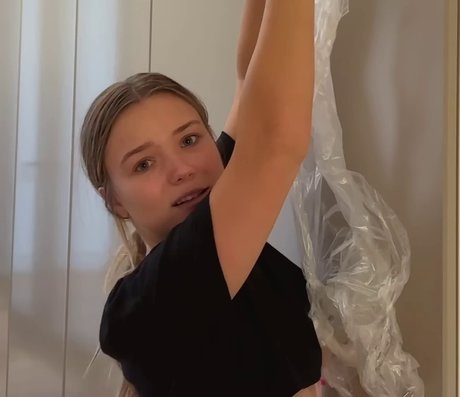 Julia Beautx onlyfans model photos