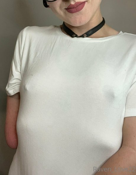 raven love22 onlyfans topless