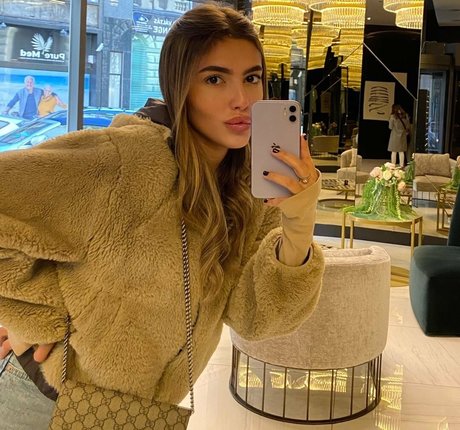 Meshi Malka onlyfans model photos