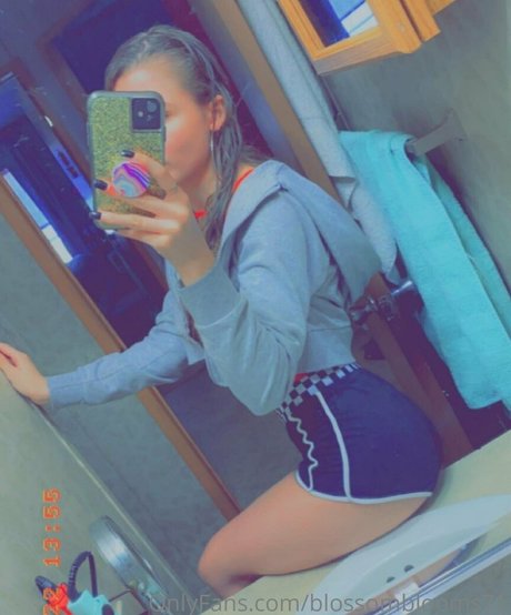 blossomblooms71 onlyfans model photo