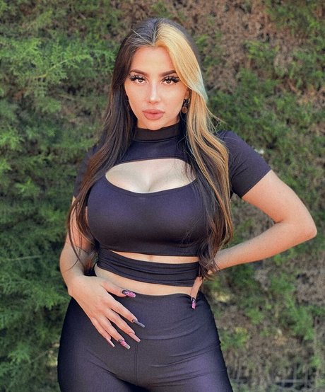 Vai Monroe nude only fans