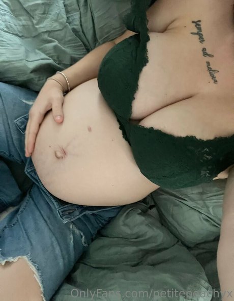 petitepeachyx onlyfans desnuda