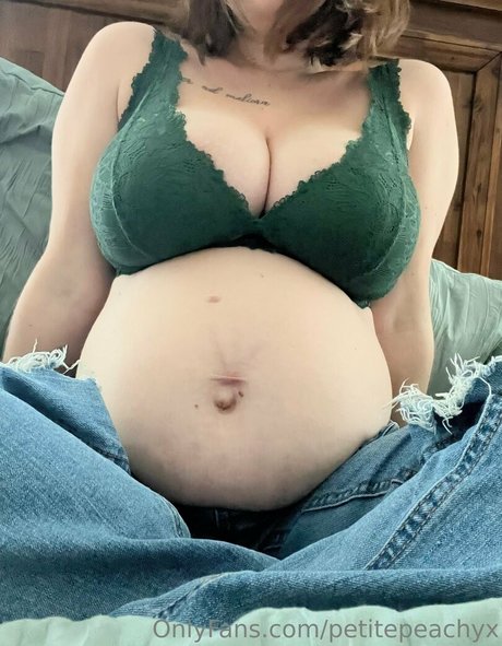 petitepeachyx nude onlyfans pics