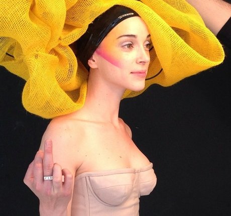 Annie Clark leaks only fans