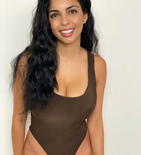 Tara Yazdi nude onlyfans