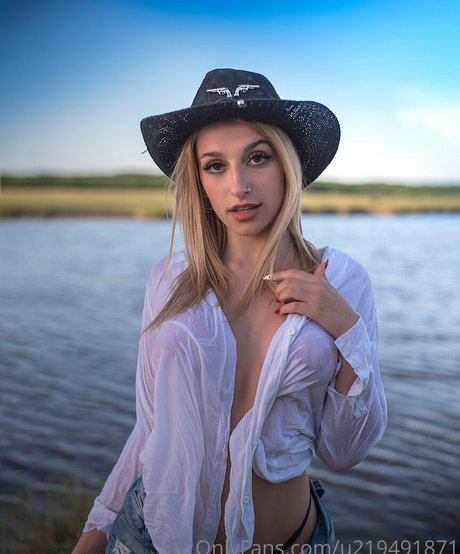 lzzie xx onlyfans nude content