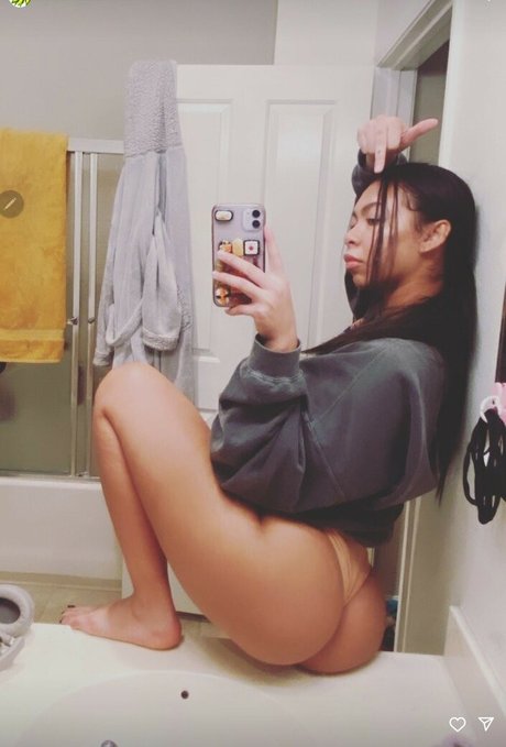 youngcoconut onlyfans model photo