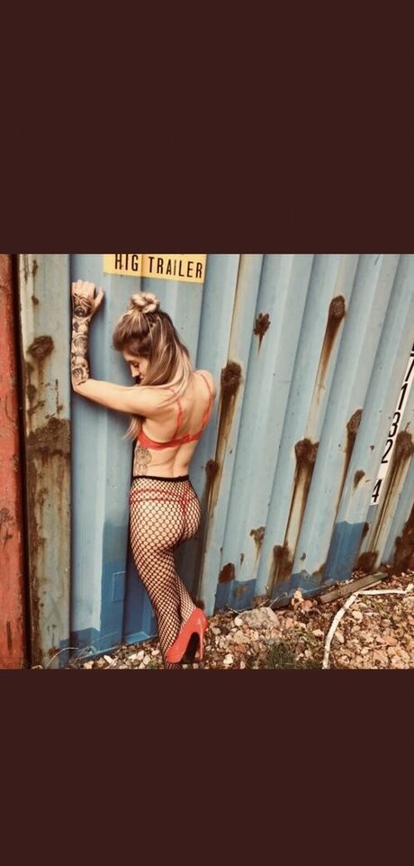 Holly Handles onlyfans strip tease