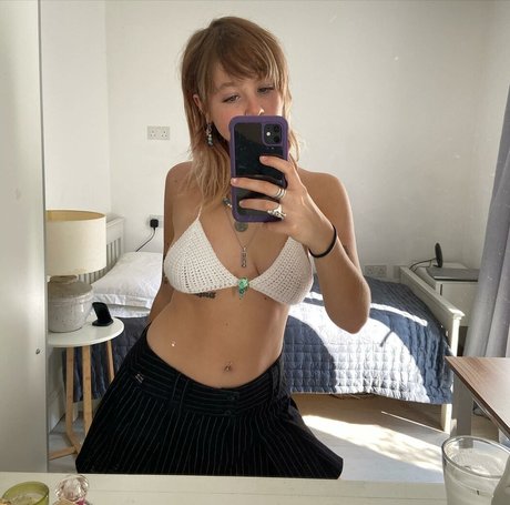 _femalien onlyfans striptease