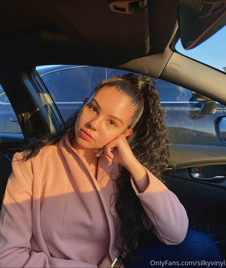 silkyvinyl onlyfans nudes leak