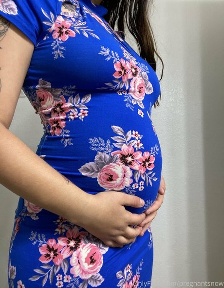 pregnantsnow nude on onlyfans
