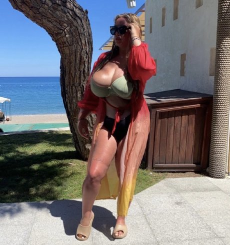 Caitlinn G onlyfans topless