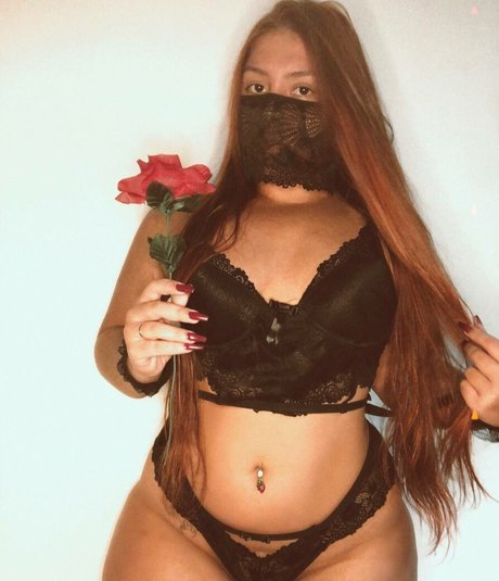 Giovana Damacena onlyfans striptease