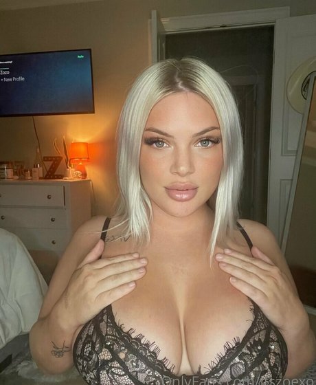 itszoexo onlyfans model photo