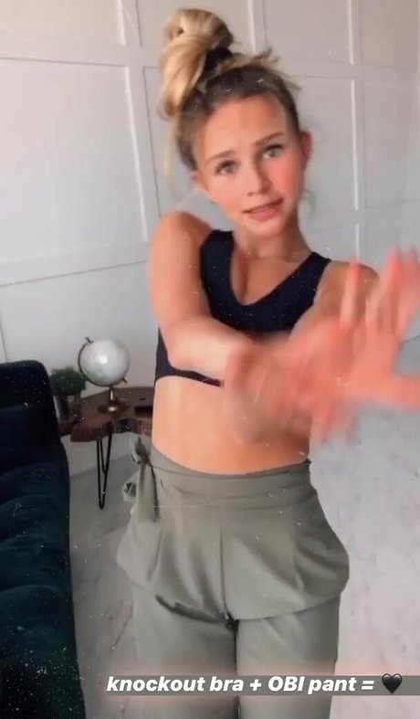 Ella Horan onlyfans leak ass