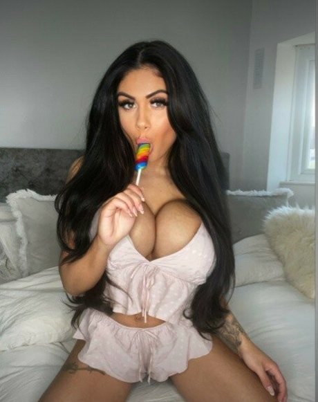 Linsay Streatfield onlyfans explicit content