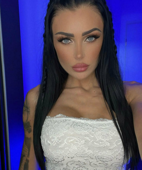 Selina Fox onlyfans tits