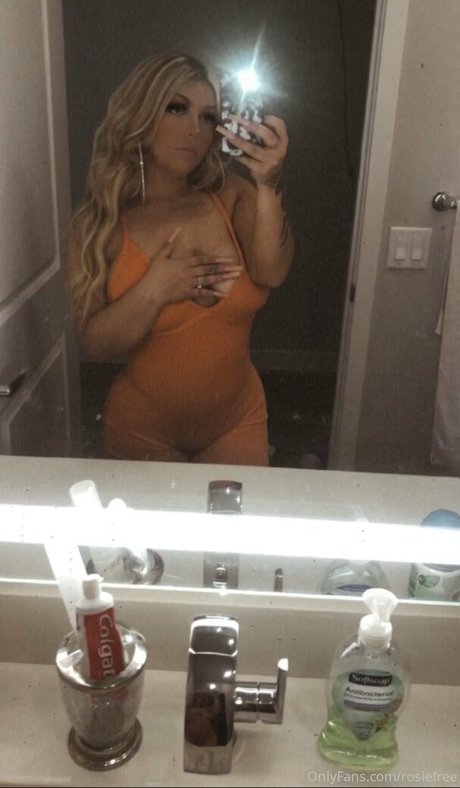rosiefree nude on onlyfans