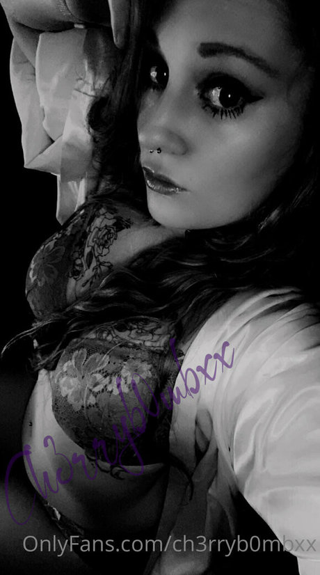 ch3rryb0mbxx onlyfans topless